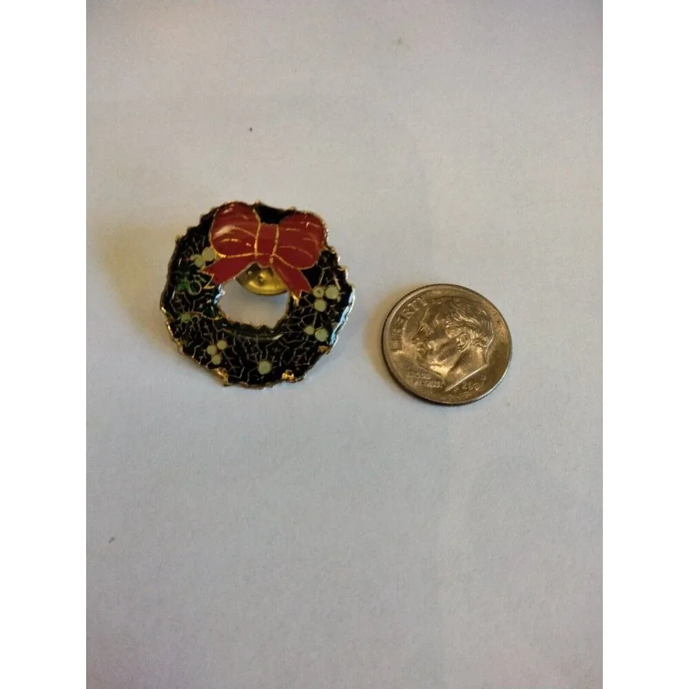 Christmas Wreath Pinback Pin Brooch Green Red Bow